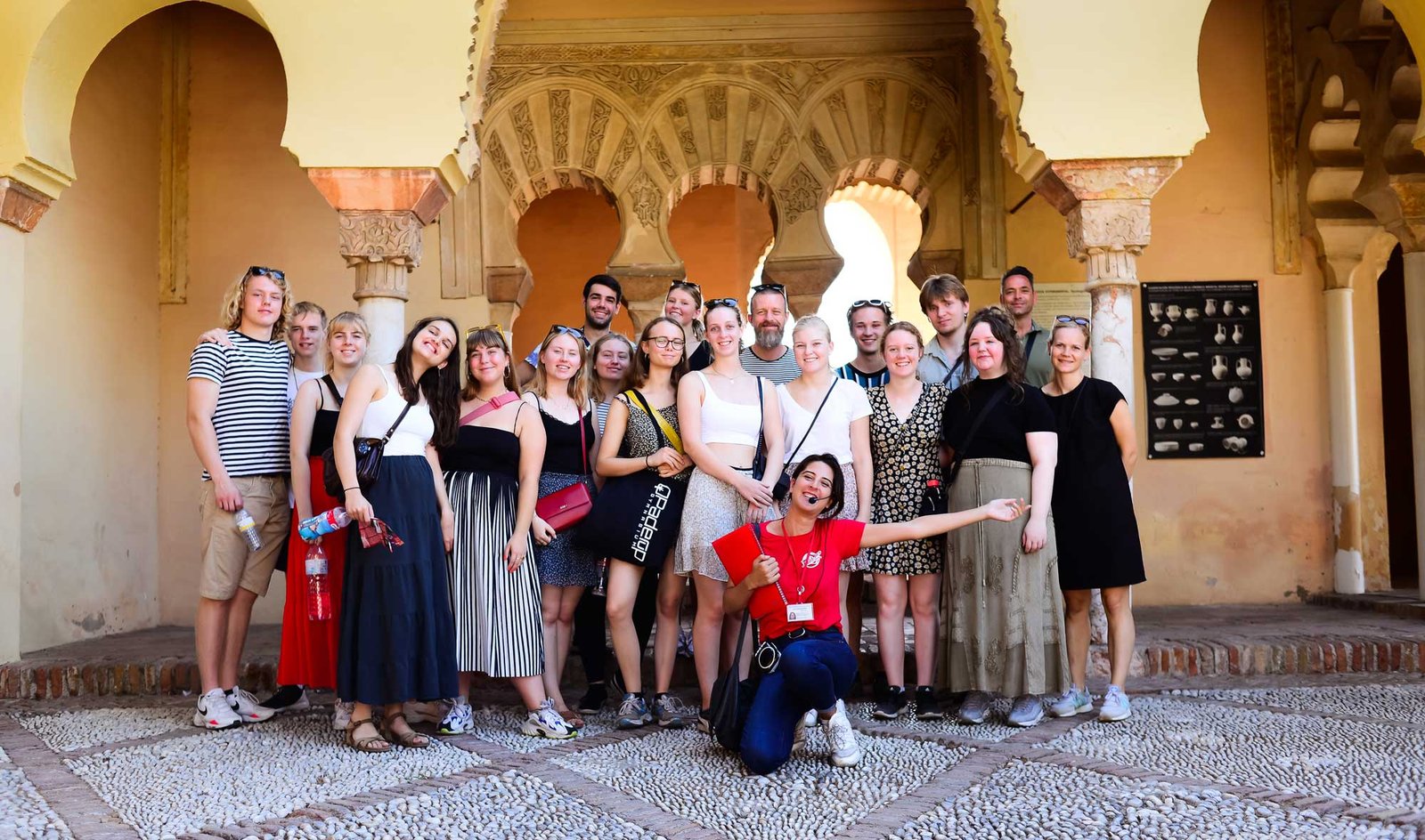 Foto-con-el-grupo-y-guía-visitando-el-Castillo